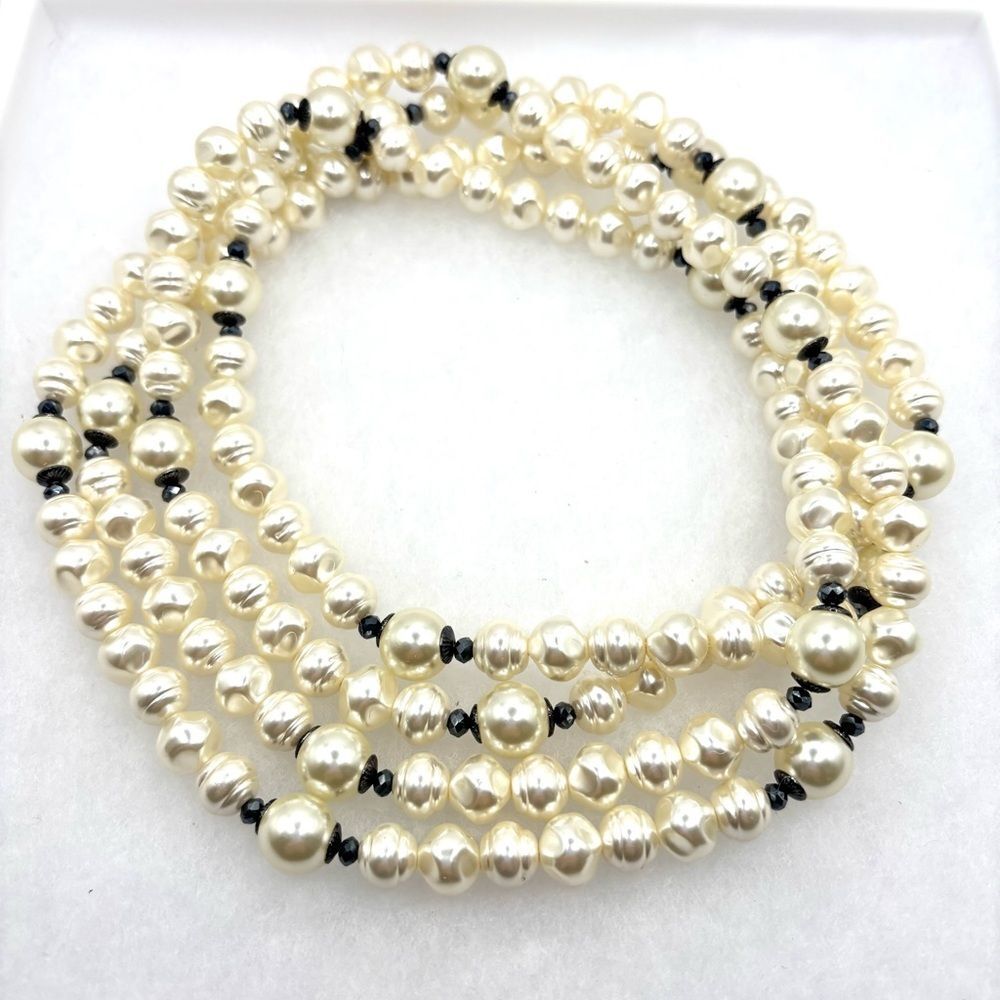 Elegant Pearl Necklace with Black Accents